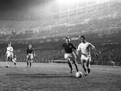 Manolín Bueno, en un partido con el Madrid en 1961.