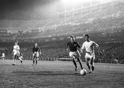 Manolín Bueno, en un partido con el Madrid en 1961.