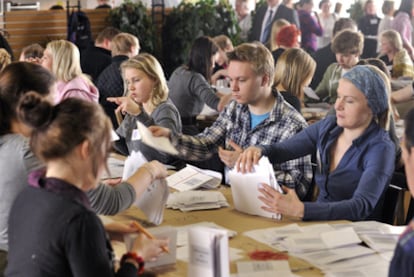 Recuento de votos en una mesa electoral del centro de la capital, Helsinki, el pasado domingo.