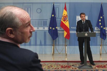 Rodrigo Rato, presidente de Caja Madrid, asiste a la rueda de prensa de Zapatero sobre la reforma de la Ley de Cajas.