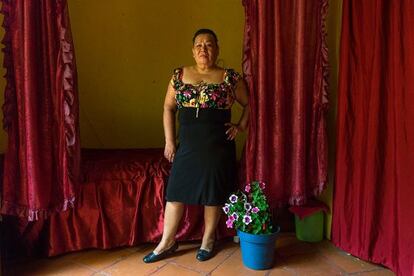 Soledad, de 56 años, lo perdió todo cuando el cáncer de su marido consumió los ahorros familiares. “La medicina está muy cara”, aclara. “Cuando falleció, ante la necesidad de alimentar a mis hijos, me fui involucrando en el ambiente. Vendía tamales oaxaqueños en la calle a las prostitutas y me fue muy fácil involucrarme”. Ahora, tras un año en la Casa Xochiquetzal, ha aprendido a pintar y se está tratando su depresión.