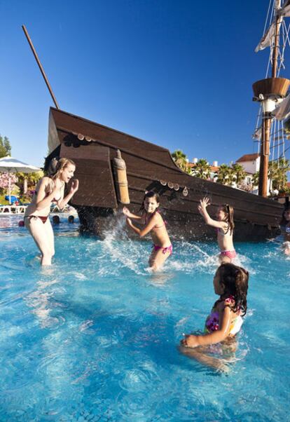 Piscina del hotel El Paso, uno de los cuatro alojamientos de Port Aventura.