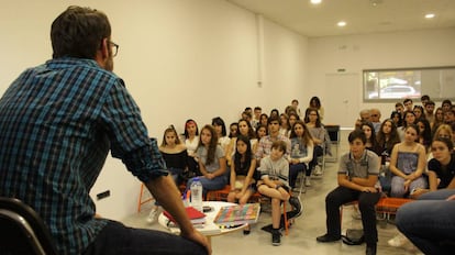 Un grupo de chicos en uno de los talleres culturales.