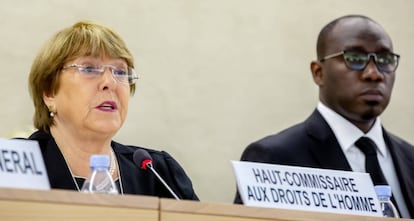 Michelle Bachelet, junto al presidente del Consejo de Derechos Humanos, Coly Seck, este lunes en la 41ª sesión del Consejo de Derechos Humanos de la ONU, en Ginebra.