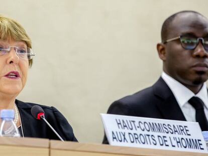 Michelle Bachelet, junto al presidente del Consejo de Derechos Humanos, Coly Seck, este lunes en la 41ª sesión del Consejo de Derechos Humanos de la ONU, en Ginebra.