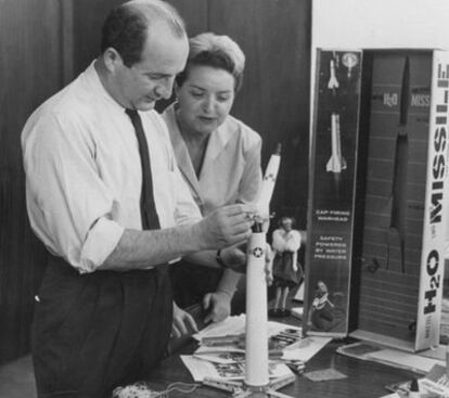 Elliot Handler y su mujer, ante uno de los juguetes de Mattel, en 1959.