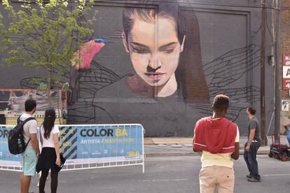 “Trabajo mucho con foto realismo y acá estoy haciendo una readaptación de un lienzo que tenía. La misma técnica que uso al óleo la llevo a gran escala con pinturas al aceite en la calle. La chica no es nadie en particular, una modelo que vi. Creo que este acto es una devolución. Uno empieza a pintar en la calle y los primeros que se hacen acopio de la obra son los vecinos. Cuando hay un montón de artistas que generan esto, después es el Estado el que se da cuenta del poder transformador social que tiene la pintura en la calle. Pone en valor a los barrios y los va embelleciendo”. 