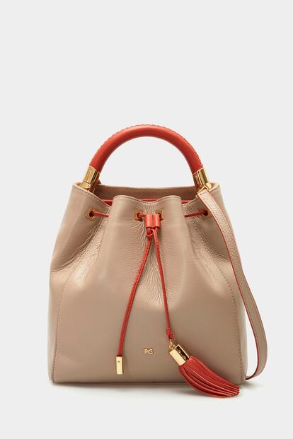 Purificación García offers this classic model with a fringed drawstring, offering an original touch with this infallible color combination. €278.