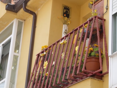 Un florero del Real Madrid en uno de los balcones del pueblo de Los Molinos, donde ahora viven 5.000 personas. La población se triplica en los meses de verano.