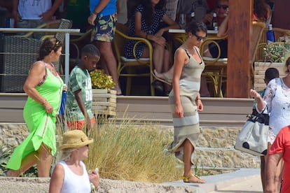 Georgina Rodríguez, seguida de la madre de Cristiano Ronaldo (vestida de verde), en una playa de Formentera antes de coger una lancha hasta el yate.