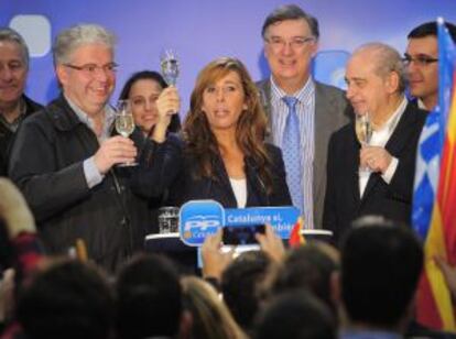 La popular Alicia Sánchez-Camacho brinda con cava tras ganar un escaño y confirmar que Mas se había estrellado con su plan soberanista. A la derecha, Jorge Fernández Díaz, ministro del Interior, y a la izquierda, con su perenne sonrisa, Jordi Cornet, secretario general del PP catalán y delegado del Estado para la Zona Franca, uno de los cargos públicos mejor retribuidos de Cataluña.