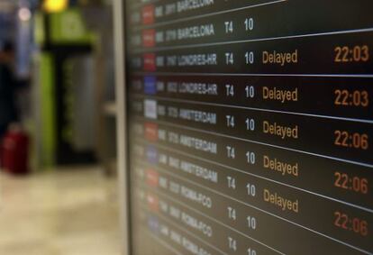 Un panel de la T-4 del aeropuerto de Madrid-Barajas informa de retrasos