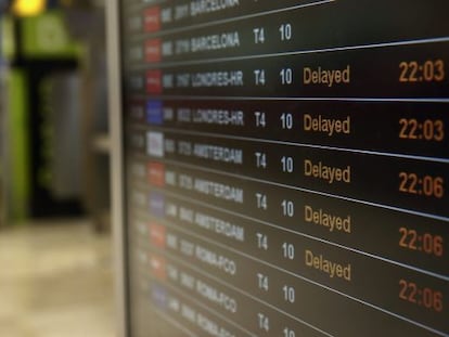 Un panel de la T-4 del aeropuerto de Madrid-Barajas informa de retrasos