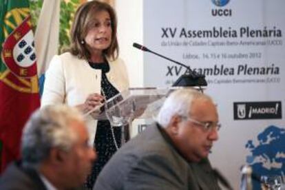 La alcaldesa de Madrid y presidenta de la Unión de Ciudades Capitales Iberoamericanas (UCCI), Ana Botella, hoy, durante su intervención en la reunión del XLIV Comité Ejecutivo de la UCCI, que tiene lugar en Lisboa.