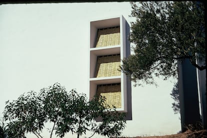 'Brise-soleil' de cañas en la ventana del salón de La Casa, 1969-1971.