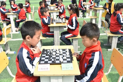 Estudiantes de primaria en una competición escolar en Liaocheng, provincia de Shandong (China)