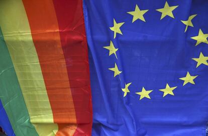 Una bandera de la Unión Europea junto a otra del arco iris durante el desfile del orgullo gay en Londres.