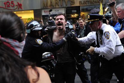 Los integrantes del movimiento 'Occupy Wall Street' (Ocupemos Wall Street) han celebrado dos manifestaciones en el barrio financiero de Nueva York, en el que se han producido varios altercados con la policía y al menos 14 detenciones.