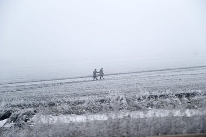 Soldados del gobierno de Ucrania llevan una caja de municiones cerca de las localidades de Dabeltseve y Artemivsk.