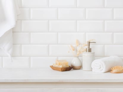 Un cepillo de limpieza eléctrico para dejar los azulejos del baño como nuevos