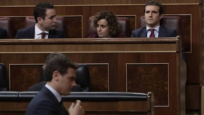 El presidente de Ciudadanos, Albert Rivera, pasa frente a la bancada popular en el Congreso de los Diputados.