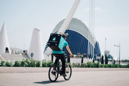 Un repartidor de la empresa de comida a domicilio Deliveroo.