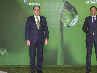 Ignacio Sánchez Galán, presidente de Iberdrola y Antonio Goñi, de Fertiberia, que desarrollarán hidrógeno verde en su planta de Puertollano (Ciudad Real).