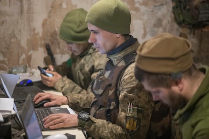 Soldados ucranios trabajan en el sótano de un hospital en Bajmut, el pasado 14 de abril.