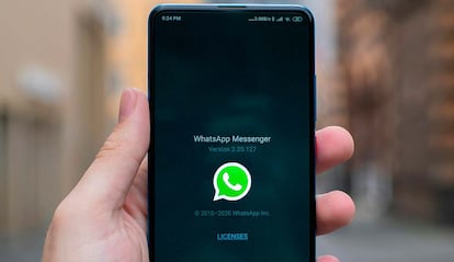 Uso de la app WhatsApp en un móvil
