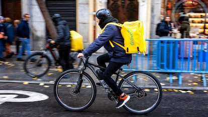 Repartidores de Glovo en el centro de Madrid.