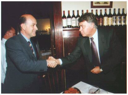 El llavors secretari general del PSOE, Felipe González, i el líder d'Unió Democràtica de Catalunya, Josep Antoni Duran Lleida, poc abans d'un dinar en un restaurant de Madrid el 1997.
