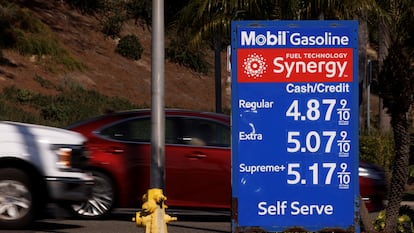 Cartaz com os preços dos combustíveis em um posto de gasolina em Solana Beach (Califórnia), na segunda-feira.