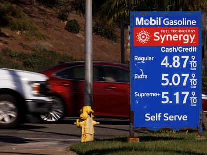 Un cartel con los precios de los carburantes en una gasolinera en Solana Beach (California), este lunes.