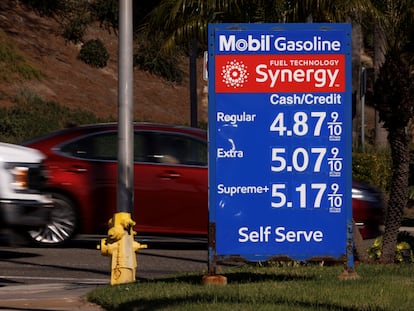 Cartaz com os preços dos combustíveis em um posto de gasolina em Solana Beach (Califórnia), na segunda-feira.