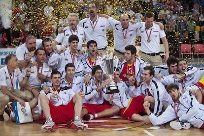 La selección sub 20 celebra el Europeo. Mirotic es el segundo por la derecha, en segunda fila.