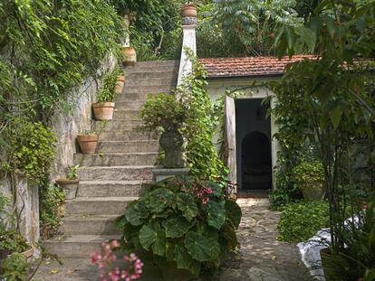 Sobre estas líneas, un rincón del jardín de Umberto Pasti en Tánger.