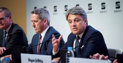 El presidente de Seat, Luca de Meo, a la derecha, habla durante la presentación de resultados de la empresa