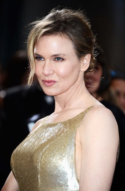 Rostro redondo como Renée Zellweger. “Para corregir y afinar el óvalo, con un polvo bronceador mate marcaremos bien los pómulos, los laterales de la frente y la línea de la mandíbula, difuminando todo en forma de tres”, señala Jon Greno, del equipo de Sephora.