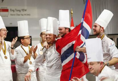 El equipo noruego (con el chef Orjan Johannessen envuelto en la bandera) celebra su victoria en el Bocuse d'Or.