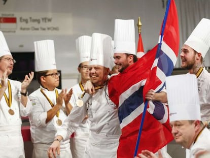 El equipo noruego (con el chef Orjan Johannessen envuelto en la bandera) celebra su victoria en el Bocuse d'Or.