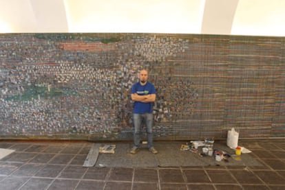 Manolo Garcés posa junto a su obra <i>Ciudad Lineal</i>.
