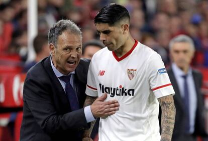 Caparrós da instrucciones a Banega ante la Real. 