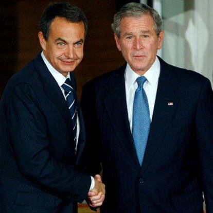 El presidente del Gobierno español, José Luís Rodríguez Zapatero, recibido en la Casa Blanca por el Presidente norteamericano, George Bush, antes de la cena ofrecida a los líderes que participan en la reunión del G-20 el 14 de noviembre de 2008.