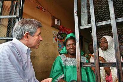 Paul Wolfowitz, presidente del Banco Mundial, durante su visita de ayer a Nigeria.