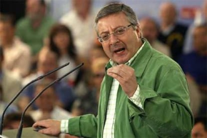 El secretario de Organización del PSOE, José Blanco, durante su intervención en un acto de su partido en Salamanca.