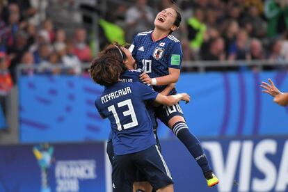 La mediocentro japonesa Hinata Miyazawa (C) celebra el primer gol del combinado nipón con sus compañeras.