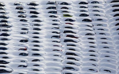 Coches cubiertos por la nieve en Connecticut (EE UU) durante la fuerte tormenta del pasado fin de semana.