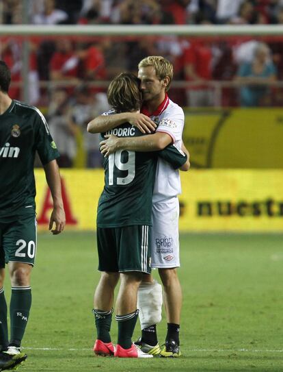 Rakitic abraza a su compatriota Modric tras el partido.