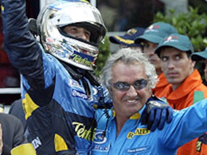 Flavio Briatore abraza a Jarno Trulli tras su triunfo.