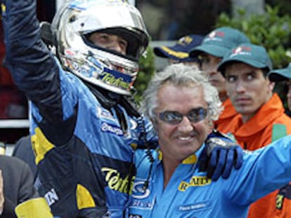 Flavio Briatore abraza a Jarno Trulli tras su triunfo.